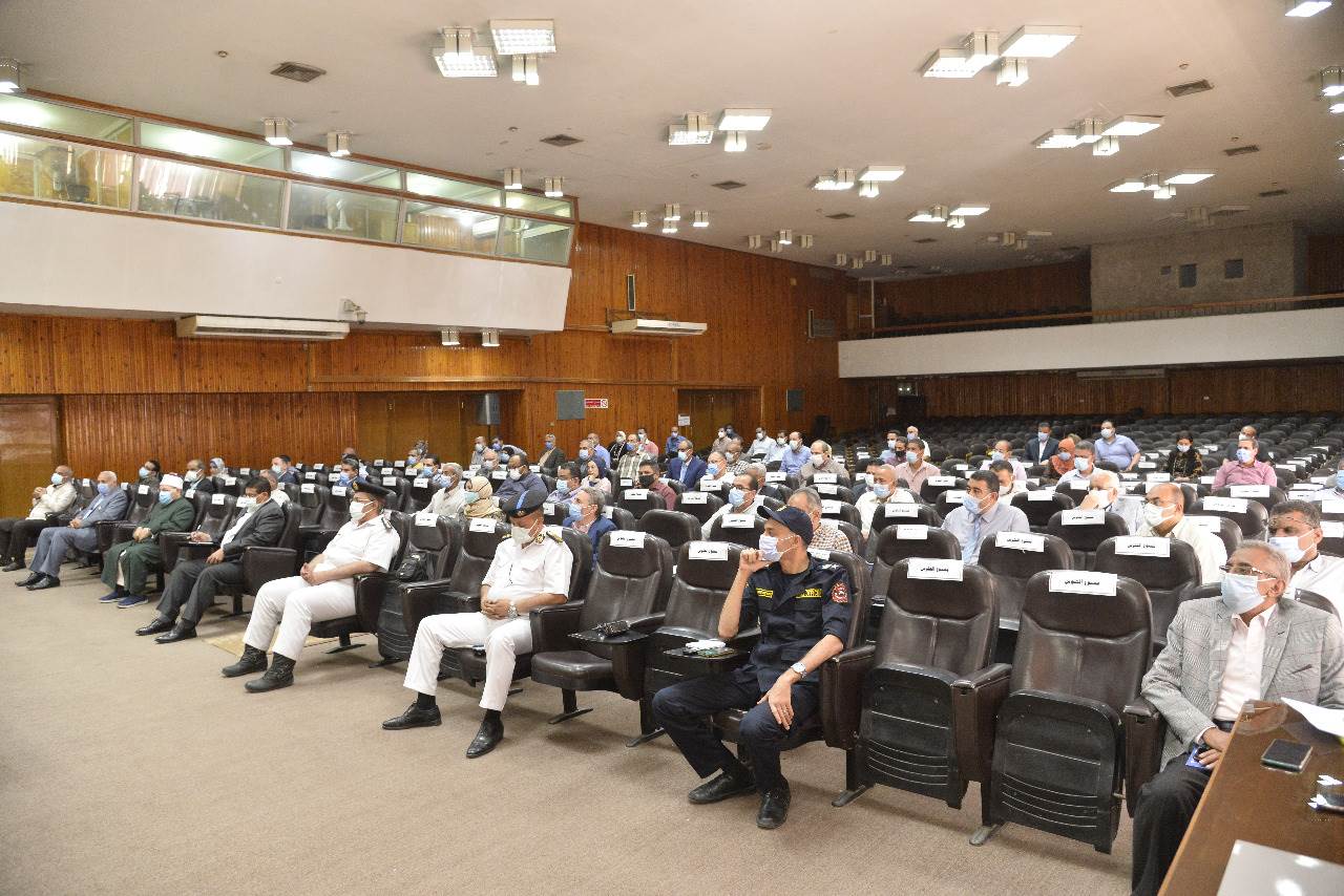 خلال جلسة المجلس التنفيذي محافظ أسيوط يوجه بتكثيف حملات التعقيم والنظافة (5)-1