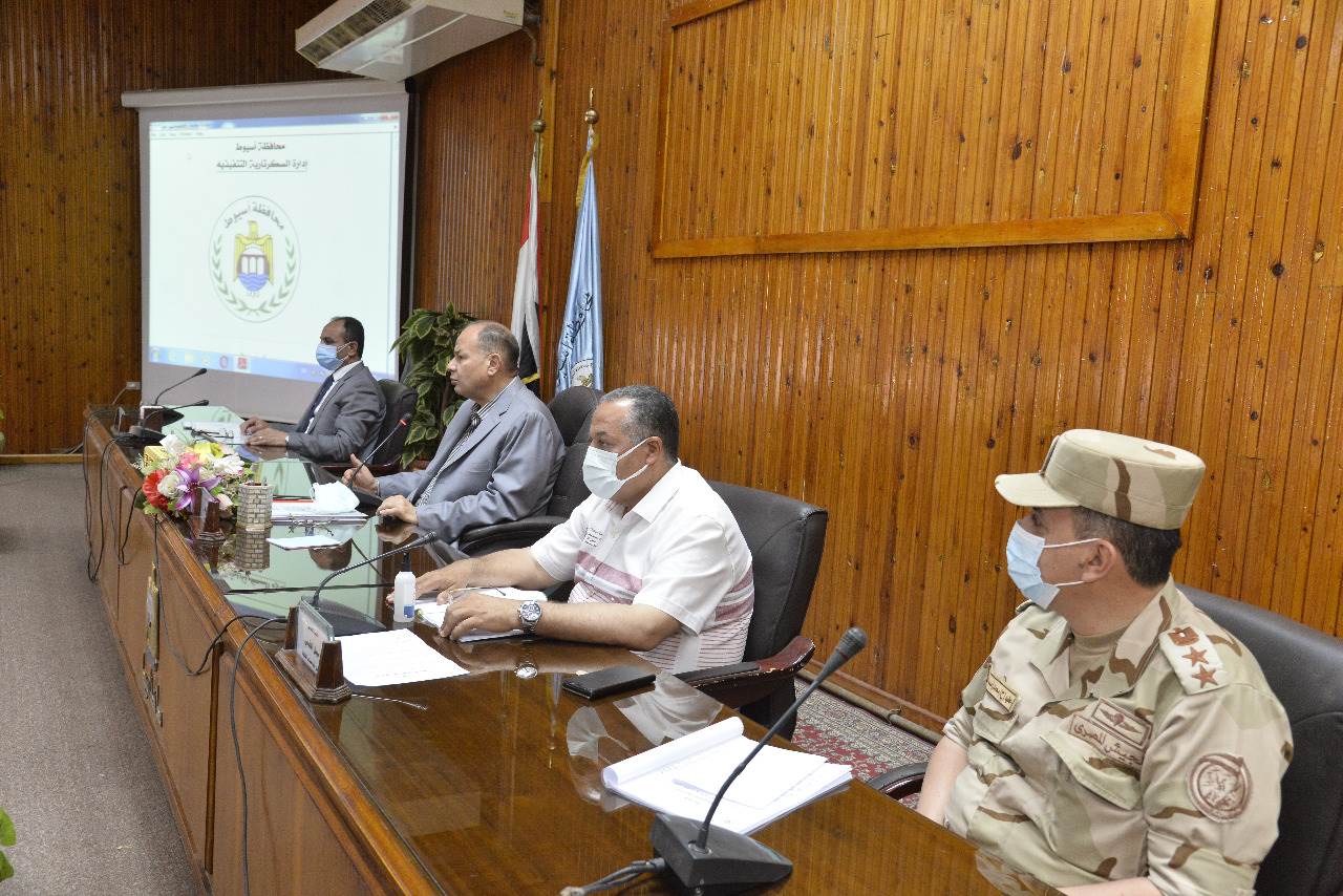 خلال جلسة المجلس التنفيذي محافظ أسيوط يوجه بتكثيف حملات التعقيم والنظافة (4)-1