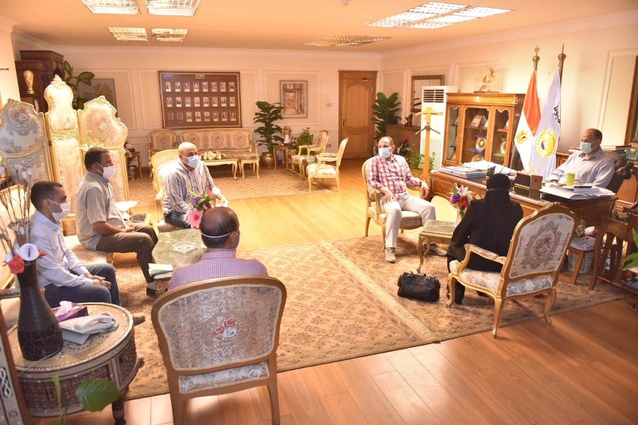 لقاء محافظ أسيوط مع وكيل وزارة الزراعة (4)