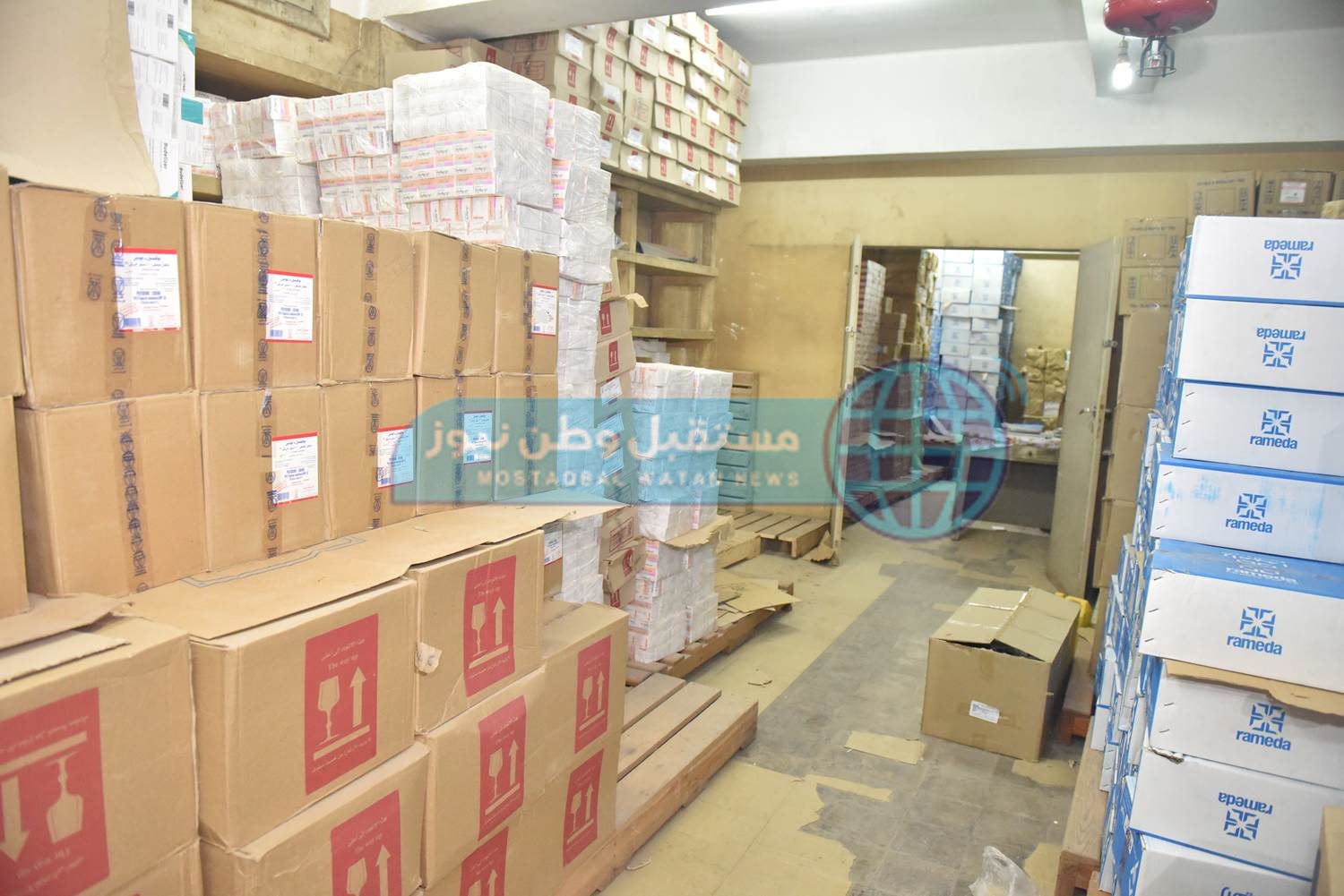 محافظ أسيوط يتفقد مخزن الأدوية الرئيسي ويشهد إجراءات التعقيم (12)