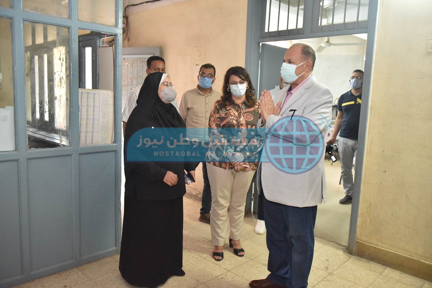 محافظ أسيوط يتفقد مخزن الأدوية الرئيسي ويشهد إجراءات التعقيم (2)