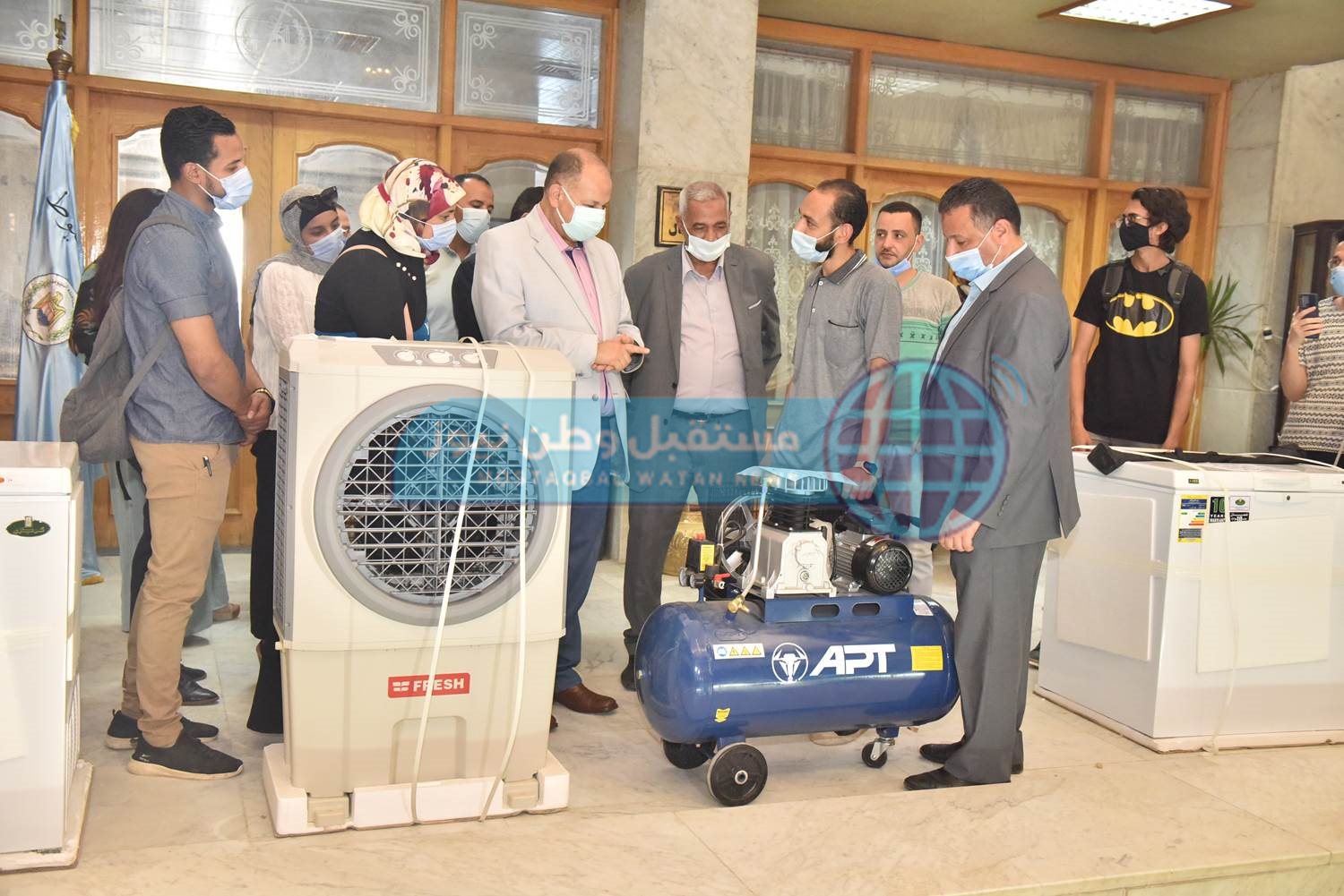 محافظ أسيوط يوزع 20مشروعًا لـ 25 شاب وفتاة ضمن  تمكين 2 (5)