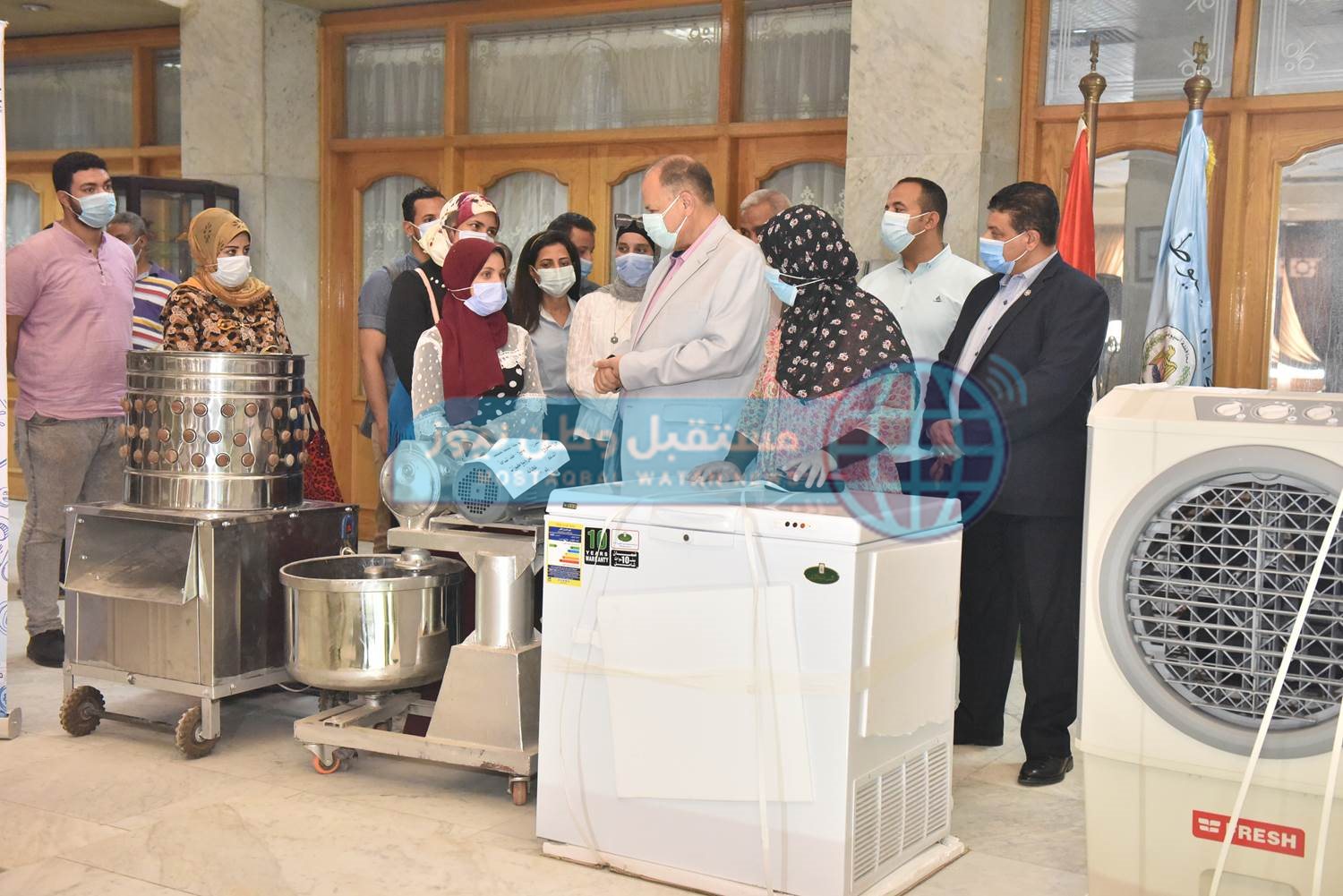 محافظ أسيوط يوزع 20مشروعًا لـ 25 شاب وفتاة ضمن  تمكين 2 (3)