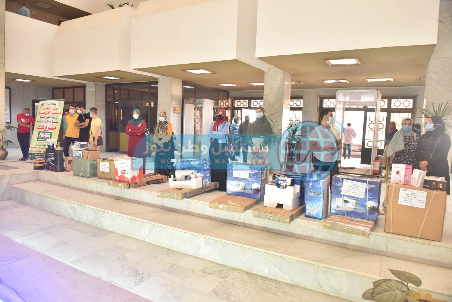 محافظ أسيوط يوزع 20مشروعًا لـ 25 شاب وفتاة ضمن  تمكين 2 (2)