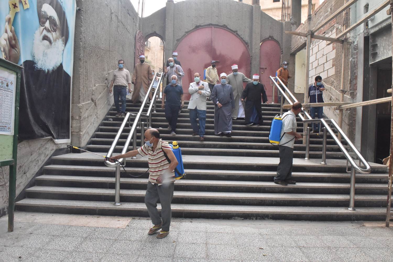 محافظ أسيوط يتفقد أعمال تعقيم وتطهير دور العبادة ومحطات الأتوبيس والبنوك  (12)