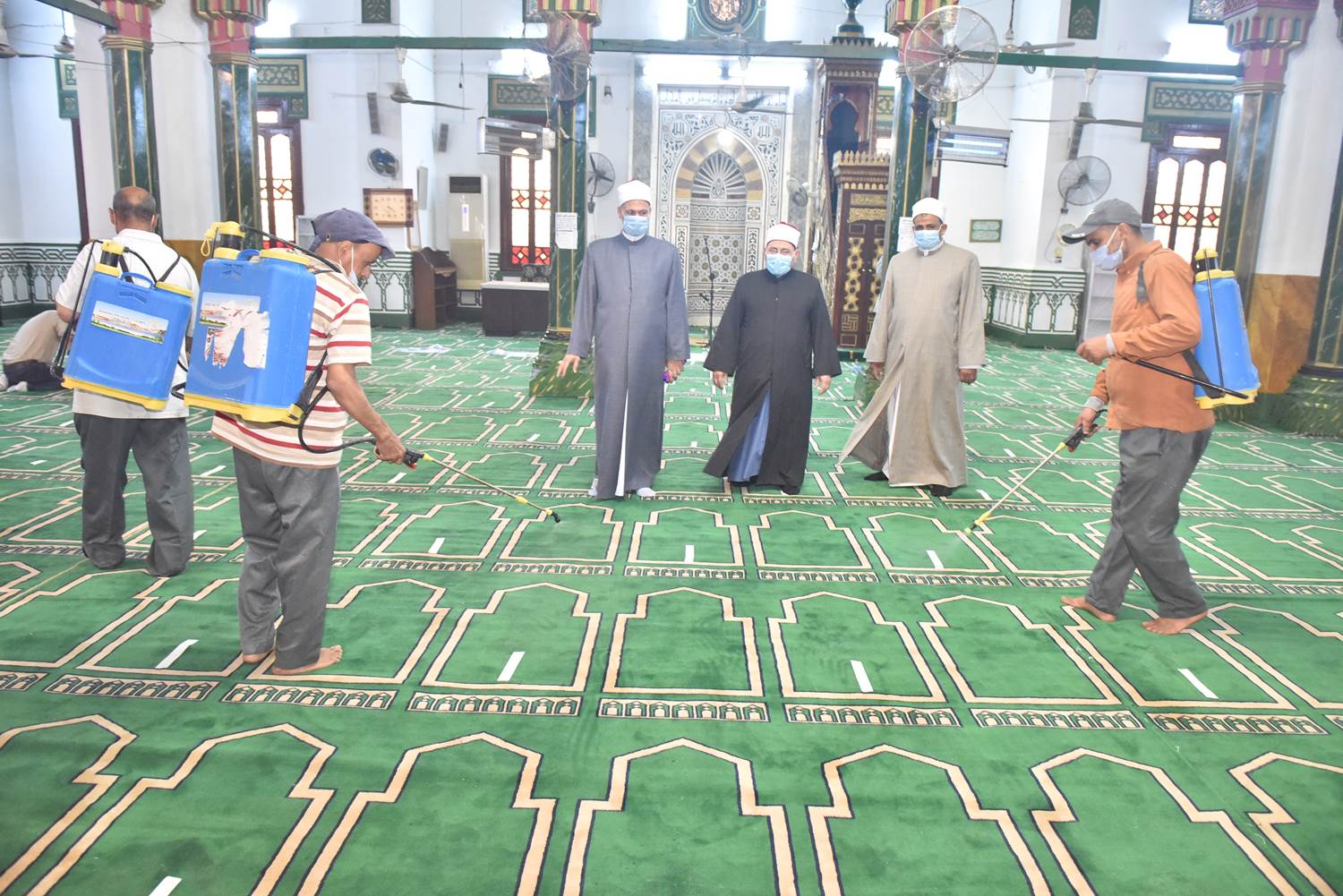 محافظ أسيوط يتفقد أعمال تعقيم وتطهير دور العبادة ومحطات الأتوبيس والبنوك  (7)