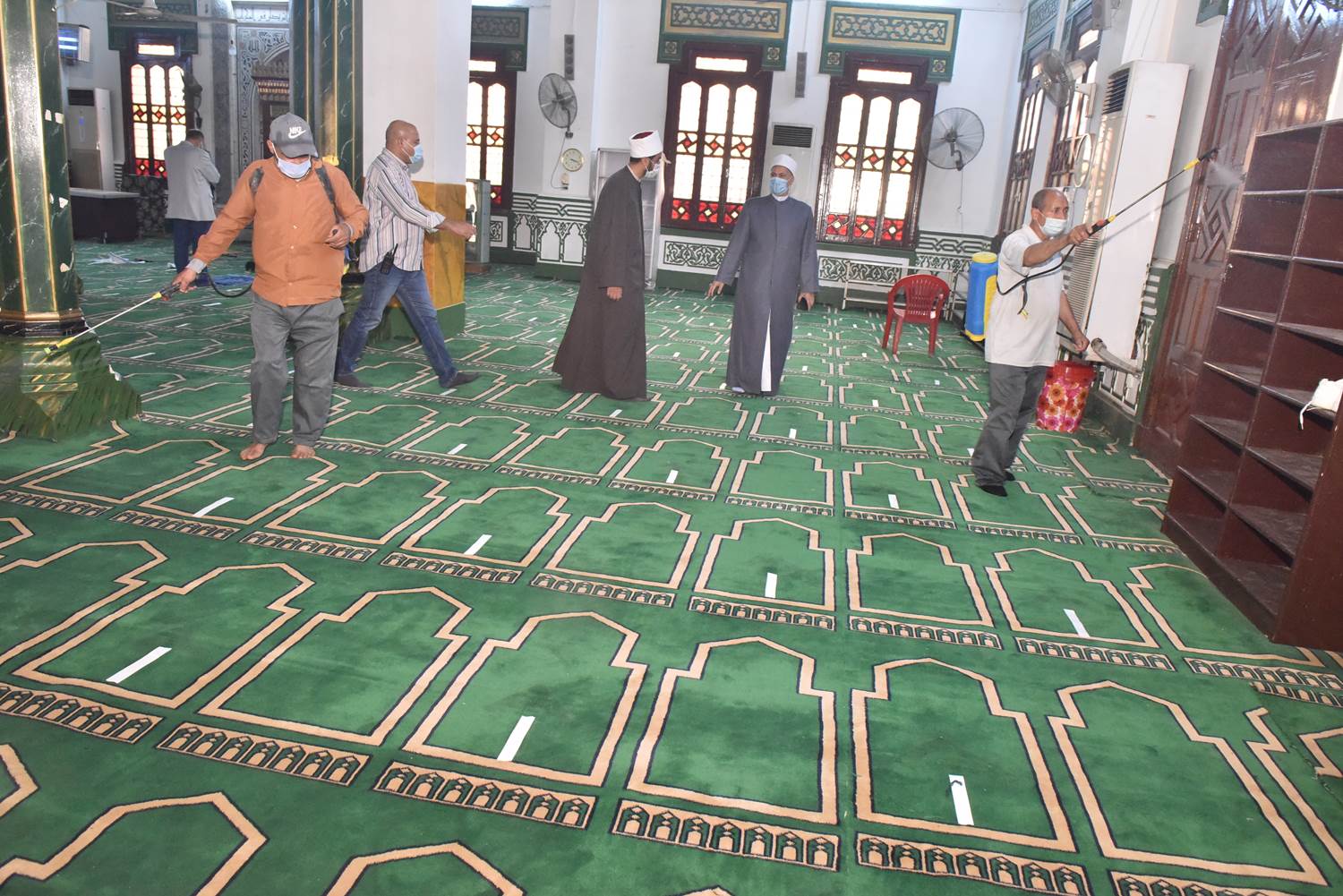 محافظ أسيوط يتفقد أعمال تعقيم وتطهير دور العبادة ومحطات الأتوبيس والبنوك  (5)