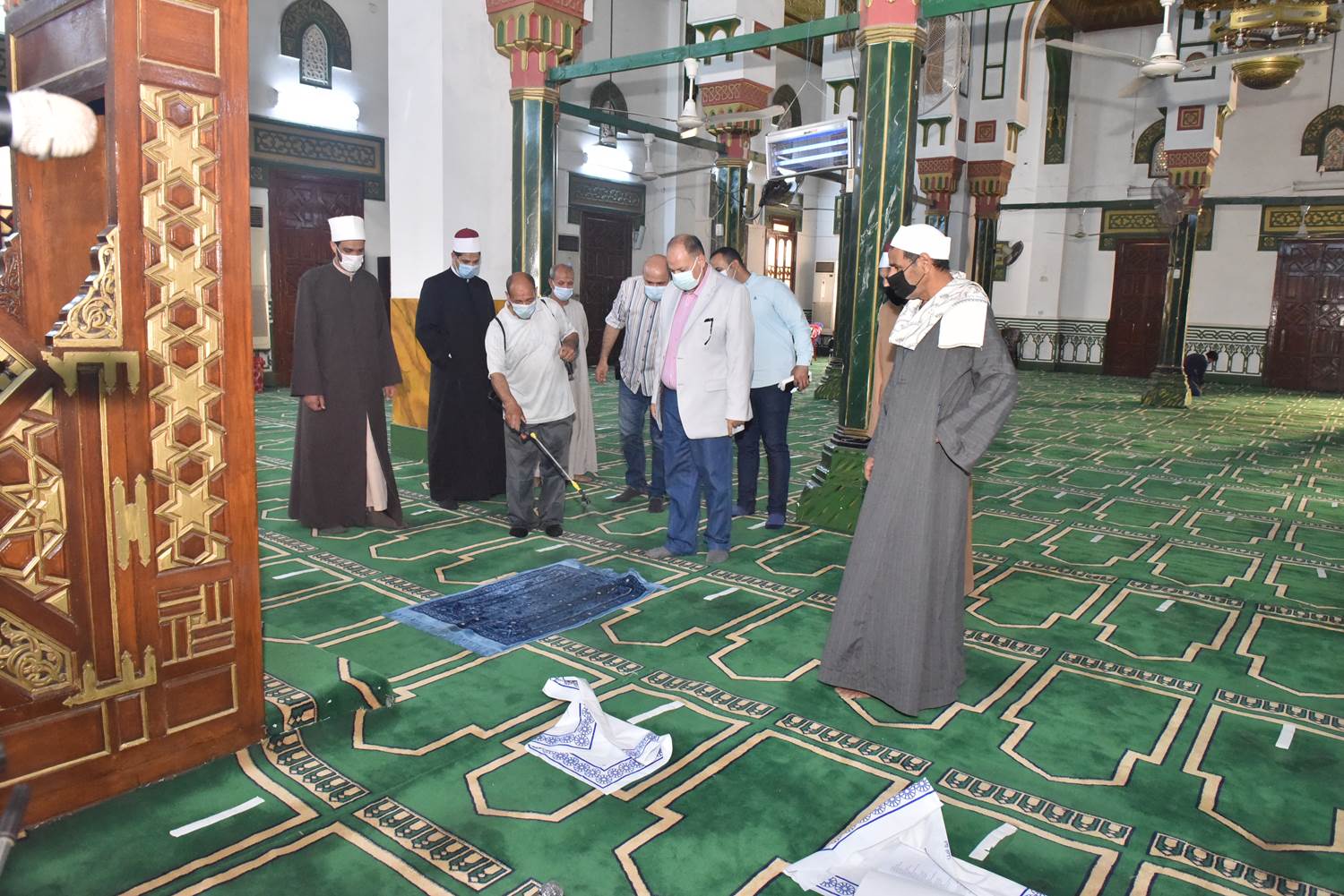 محافظ أسيوط يتفقد أعمال تعقيم وتطهير دور العبادة ومحطات الأتوبيس والبنوك  (3)