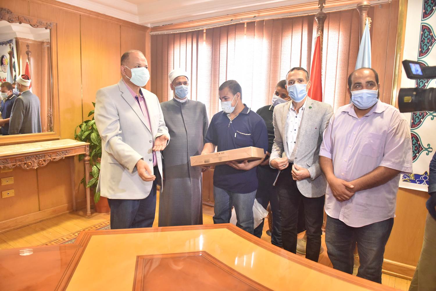 محافظ أسيوط يسلم جهاز لاب توب لشاب كفيف لمساعدته في عمله (3)