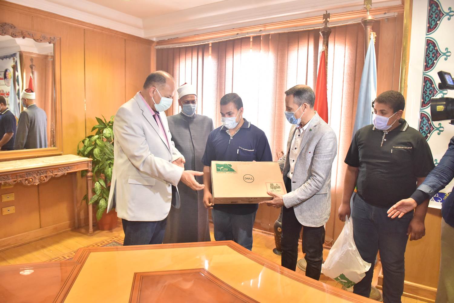 محافظ أسيوط يسلم جهاز لاب توب لشاب كفيف لمساعدته في عمله (1)