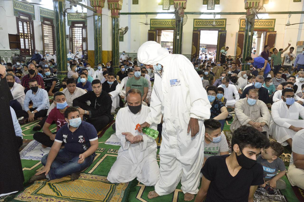 محافظ أسيوط يؤدي صلاة عيد الفطر المبارك بمسجد ناصر  (5)