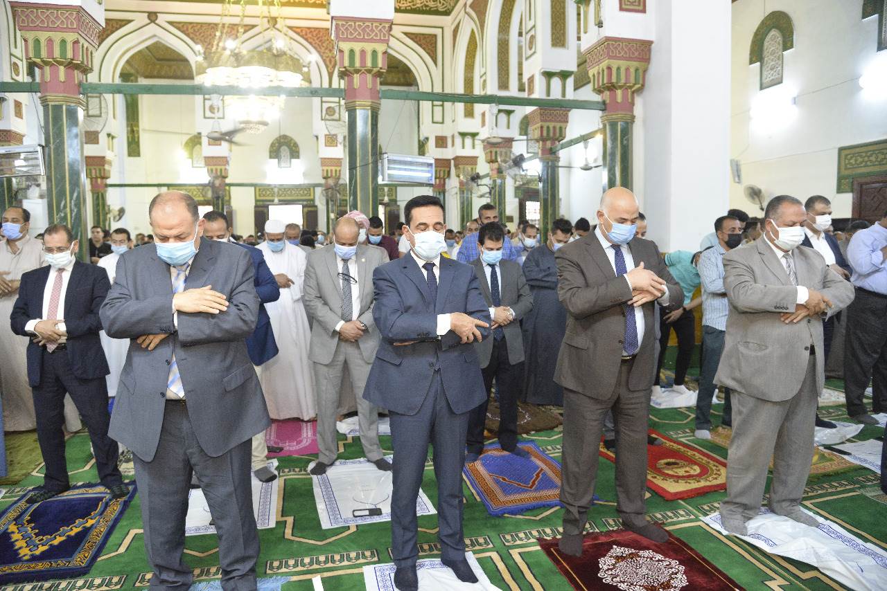 محافظ أسيوط يؤدي صلاة عيد الفطر المبارك بمسجد ناصر  (10)