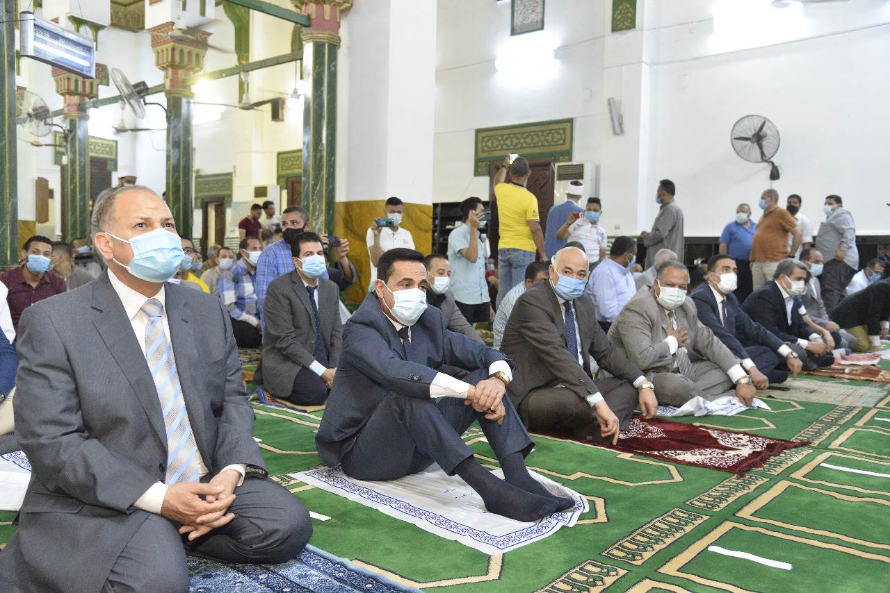 محافظ أسيوط يؤدي صلاة عيد الفطر المبارك بمسجد ناصر  (15)