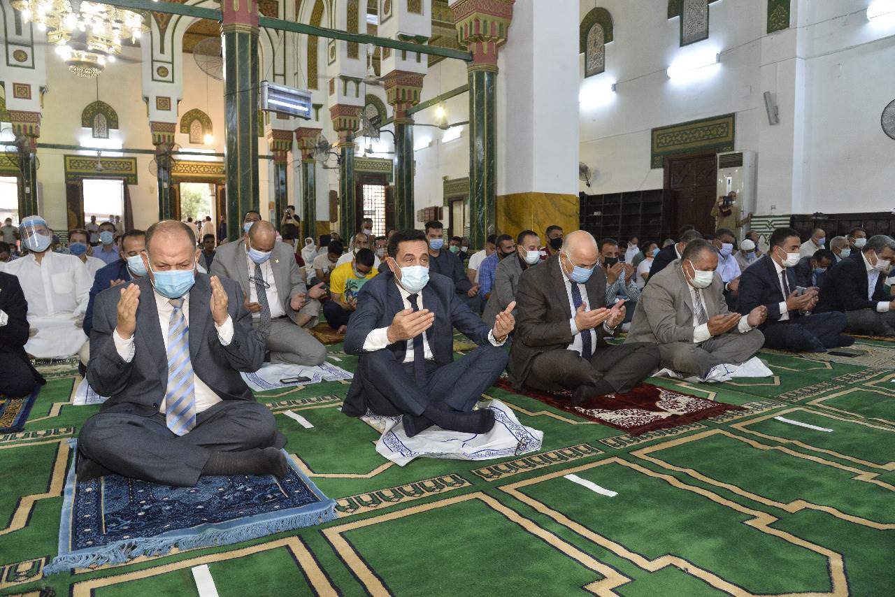 محافظ أسيوط يؤدي صلاة عيد الفطر المبارك بمسجد ناصر  (16)