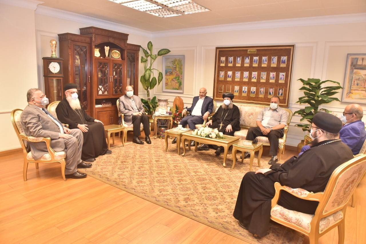 محافظ أسيوط يستقبل الانبا يوأنس أسقف أسيوط وساحل سليم والبدارى للتهنئة بعيد الفطر  (1)