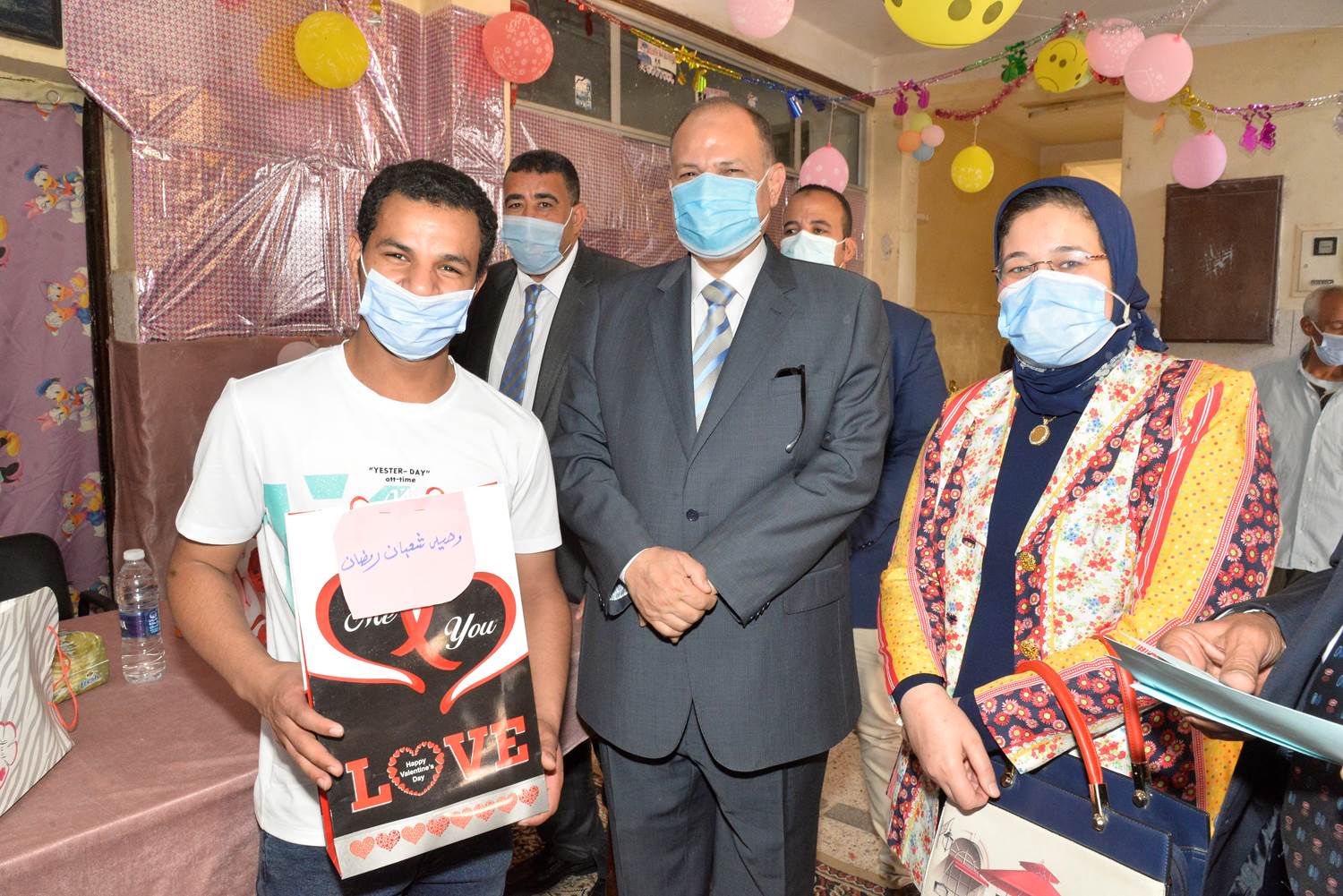 محافظ أسيوط يزور دور الايتام ويشارك الأطفال فرحتهم بعيد الفطر  (8)