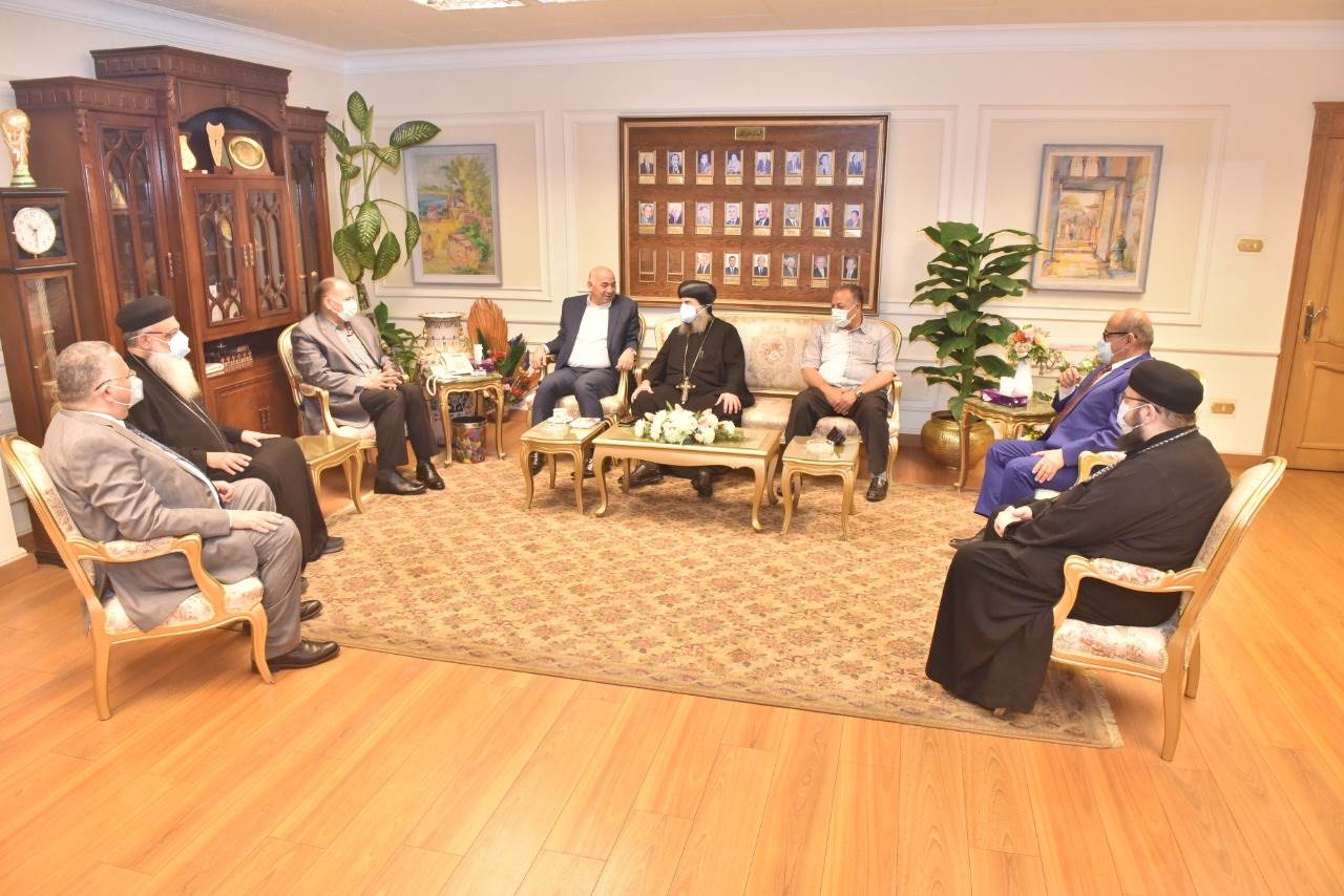 محافظ أسيوط يستقبل الانبا يوأنس أسقف أسيوط وساحل سليم والبدارى للتهنئة بعيد الفطر  (2)