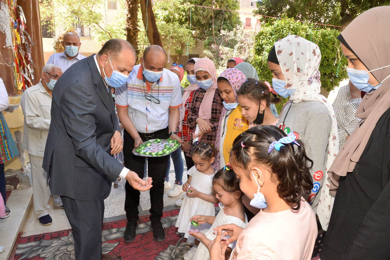 محافظ أسيوط يزور دور الايتام ويشارك الأطفال فرحتهم بعيد الفطر  (19)