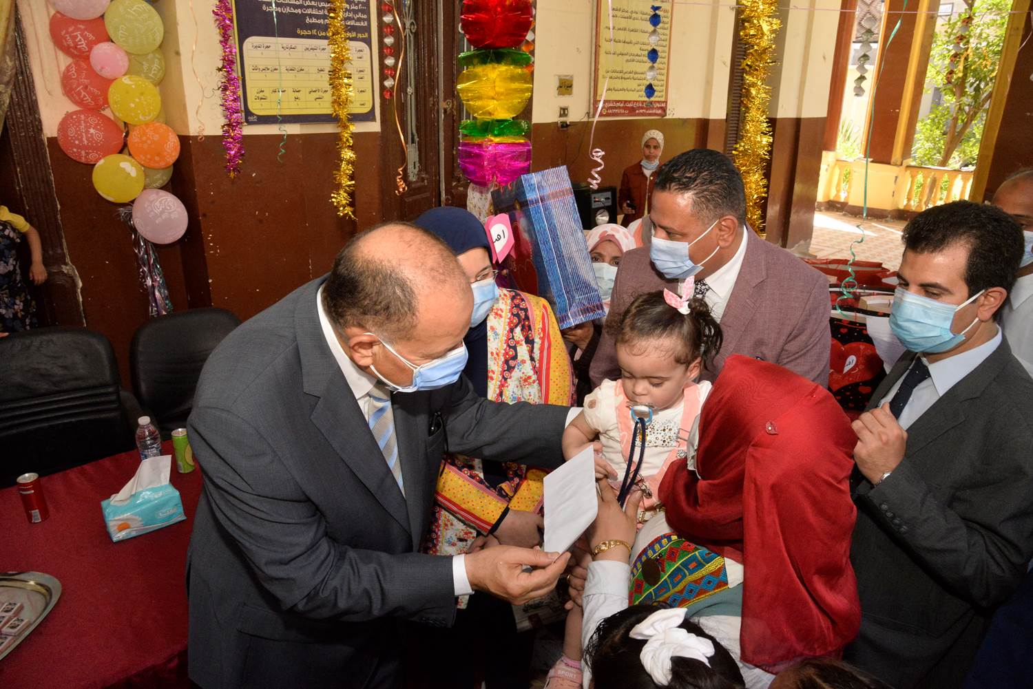 محافظ أسيوط يزور دور الايتام ويشارك الأطفال فرحتهم بعيد الفطر  (21)