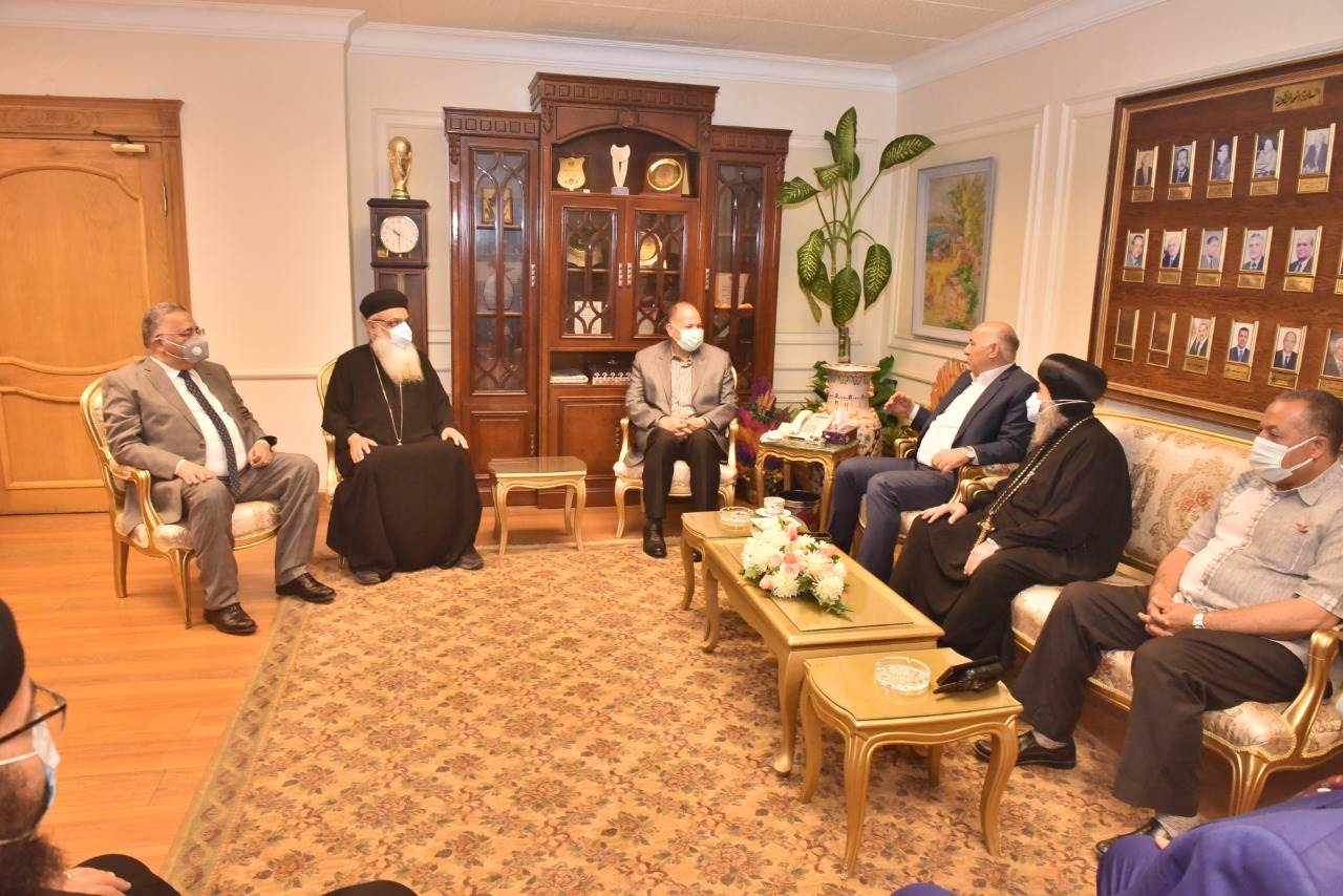 محافظ أسيوط يستقبل الانبا يوأنس أسقف أسيوط وساحل سليم والبدارى للتهنئة بعيد الفطر  (4)
