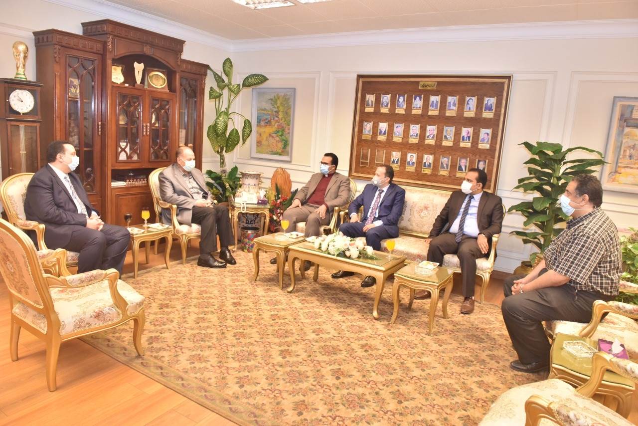 محافظ أسيوط يستقبل وفد الكنيسة الإنجيلية للتهنئة بعيد الفطر المبارك (1)