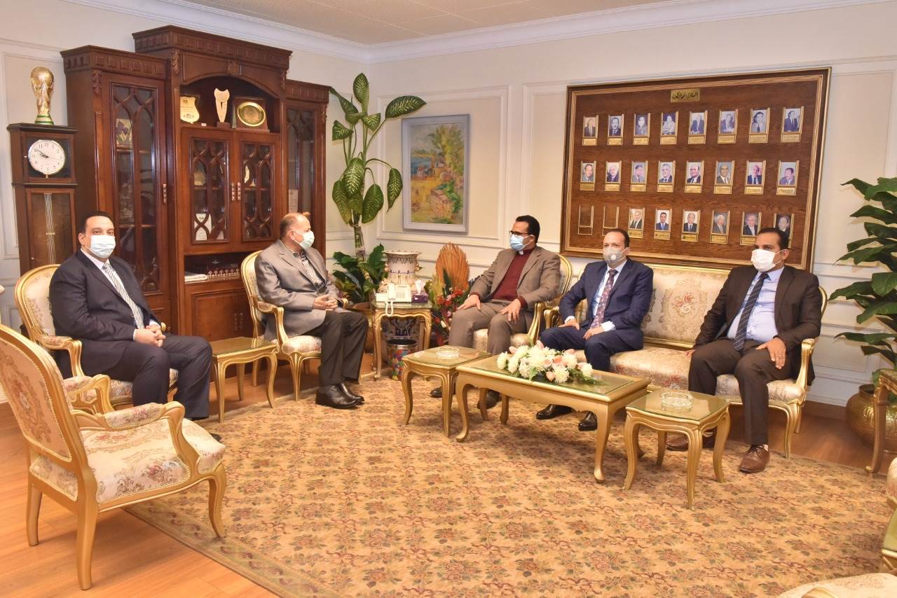 محافظ أسيوط يستقبل وفد الكنيسة الإنجيلية للتهنئة بعيد الفطر المبارك (2)