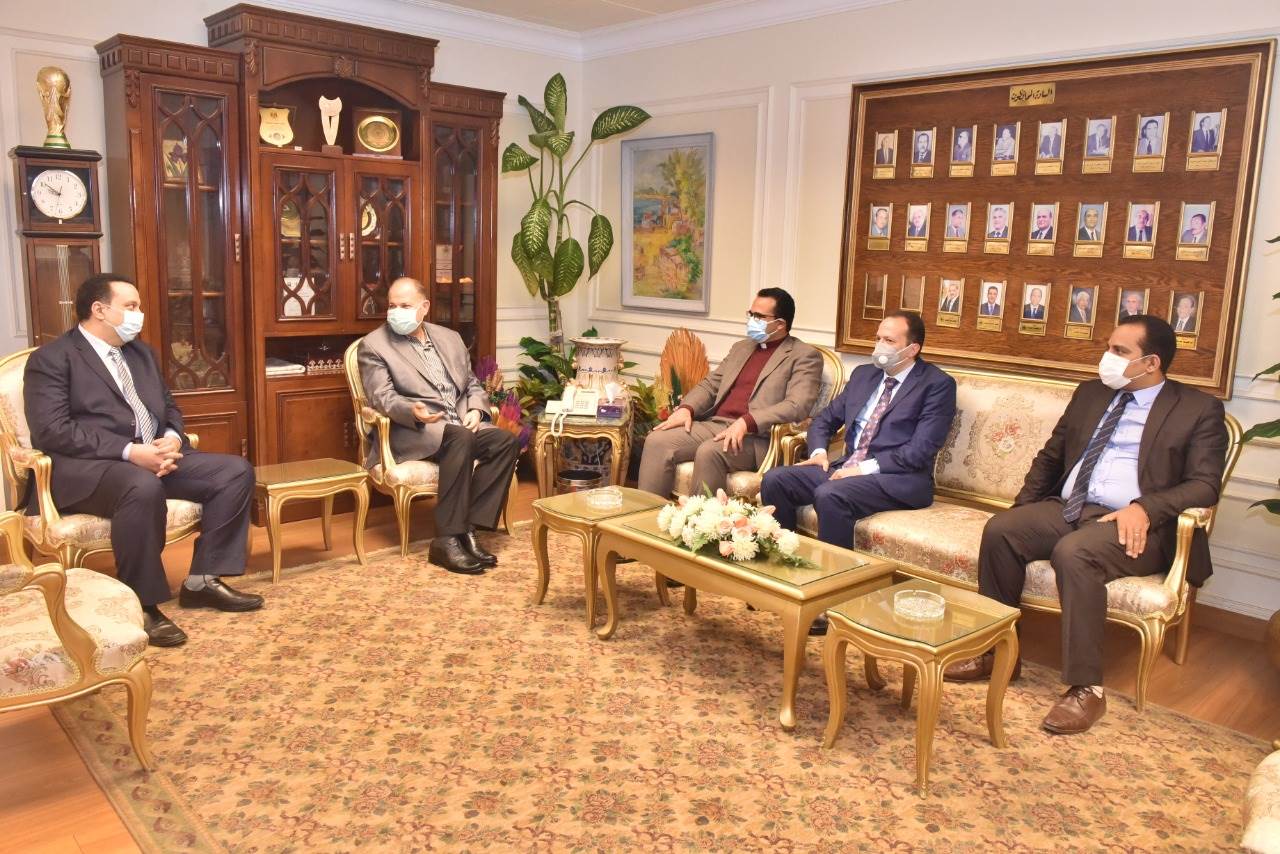 محافظ أسيوط يستقبل وفد الكنيسة الإنجيلية للتهنئة بعيد الفطر المبارك (4)