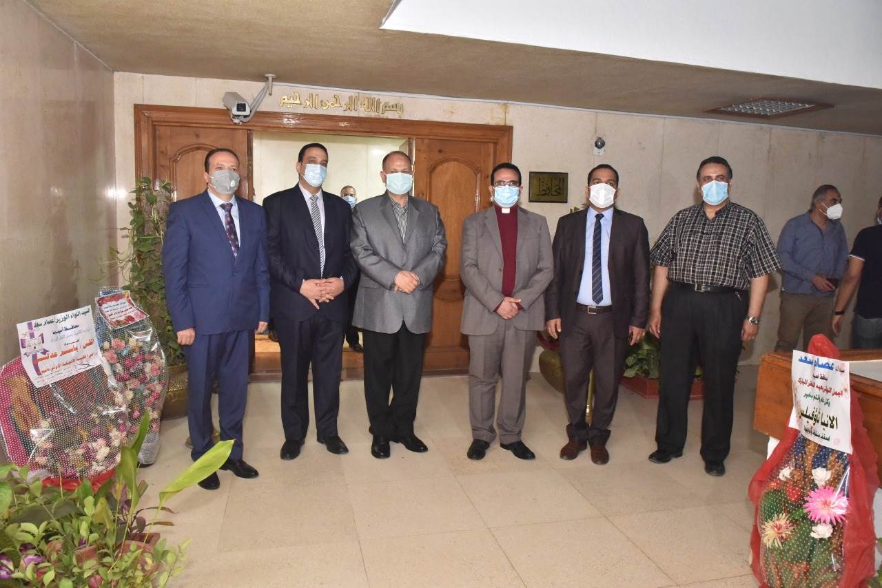 محافظ أسيوط يستقبل وفد الكنيسة الإنجيلية للتهنئة بعيد الفطر المبارك (5)
