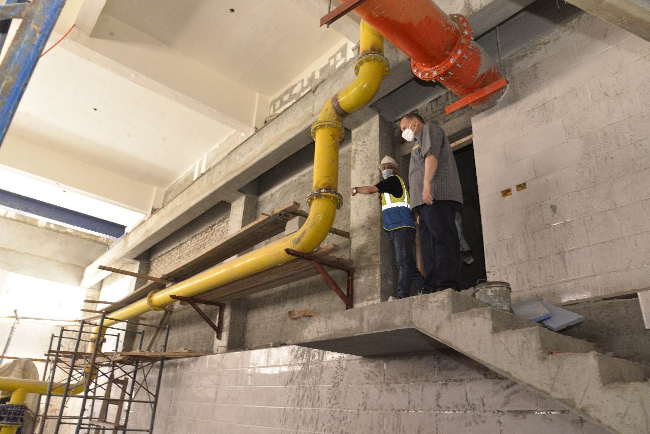 محافظ أسيوط يتفقد أعمال إحلال وتجديد محطة مياه التشيكى  (12)