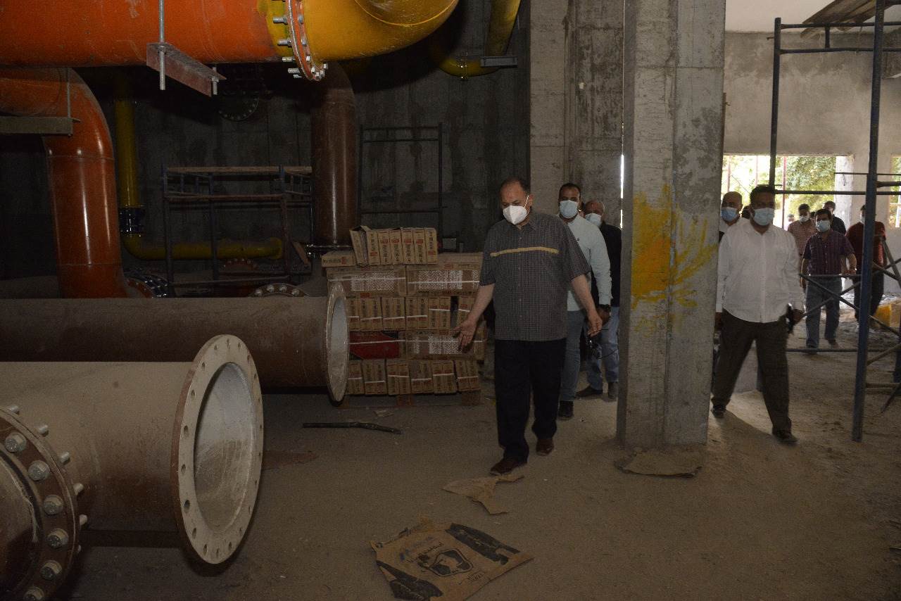 محافظ أسيوط يتفقد أعمال إحلال وتجديد محطة مياه التشيكى  (10)