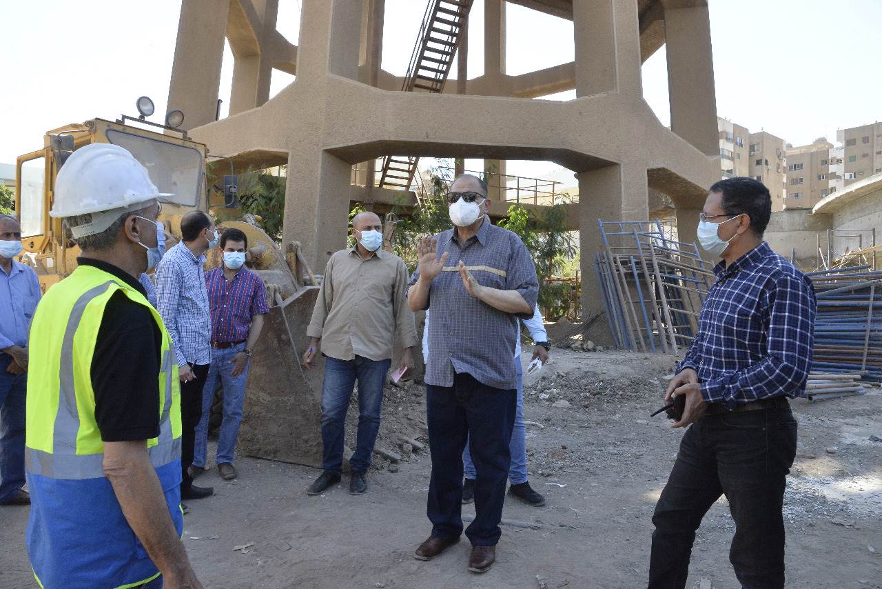 محافظ أسيوط يتفقد أعمال إحلال وتجديد محطة مياه التشيكى  (5)