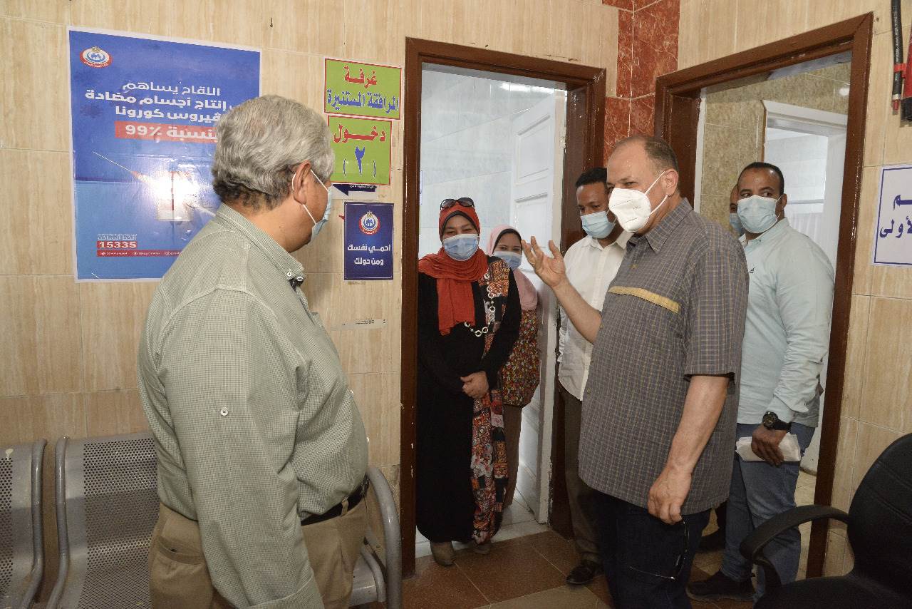 محافظ أسيوط يتفقد تطعيم المواطنين بلقاح كورونا بالمركز الصحي بالوليدية (10)