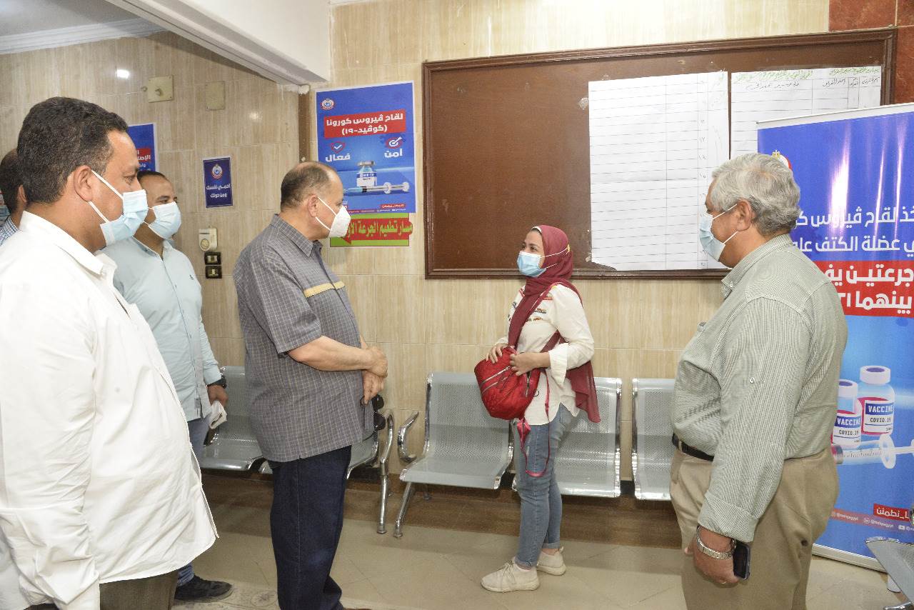 محافظ أسيوط يتفقد تطعيم المواطنين بلقاح كورونا بالمركز الصحي بالوليدية (8)