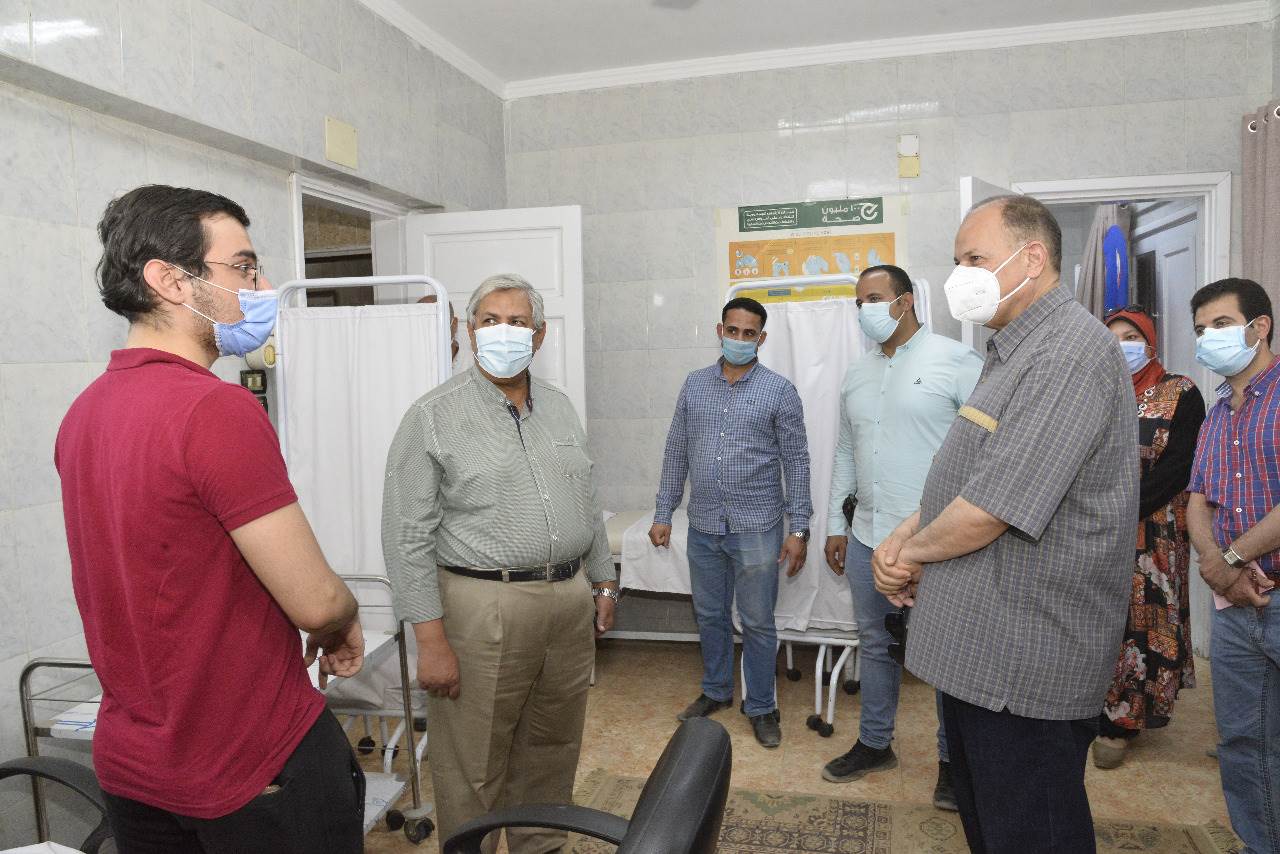 محافظ أسيوط يتفقد تطعيم المواطنين بلقاح كورونا بالمركز الصحي بالوليدية (5)