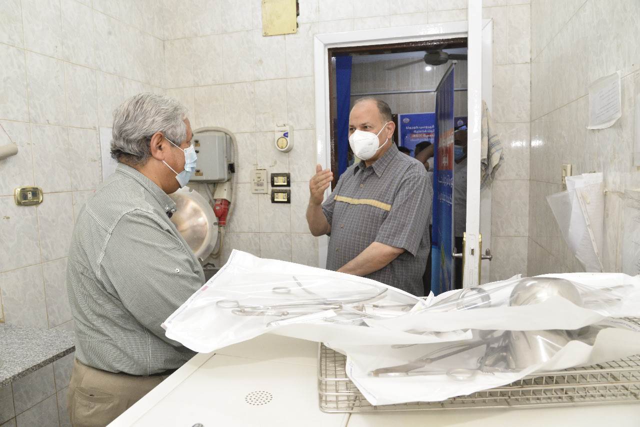 محافظ أسيوط يتفقد تطعيم المواطنين بلقاح كورونا بالمركز الصحي بالوليدية (3)