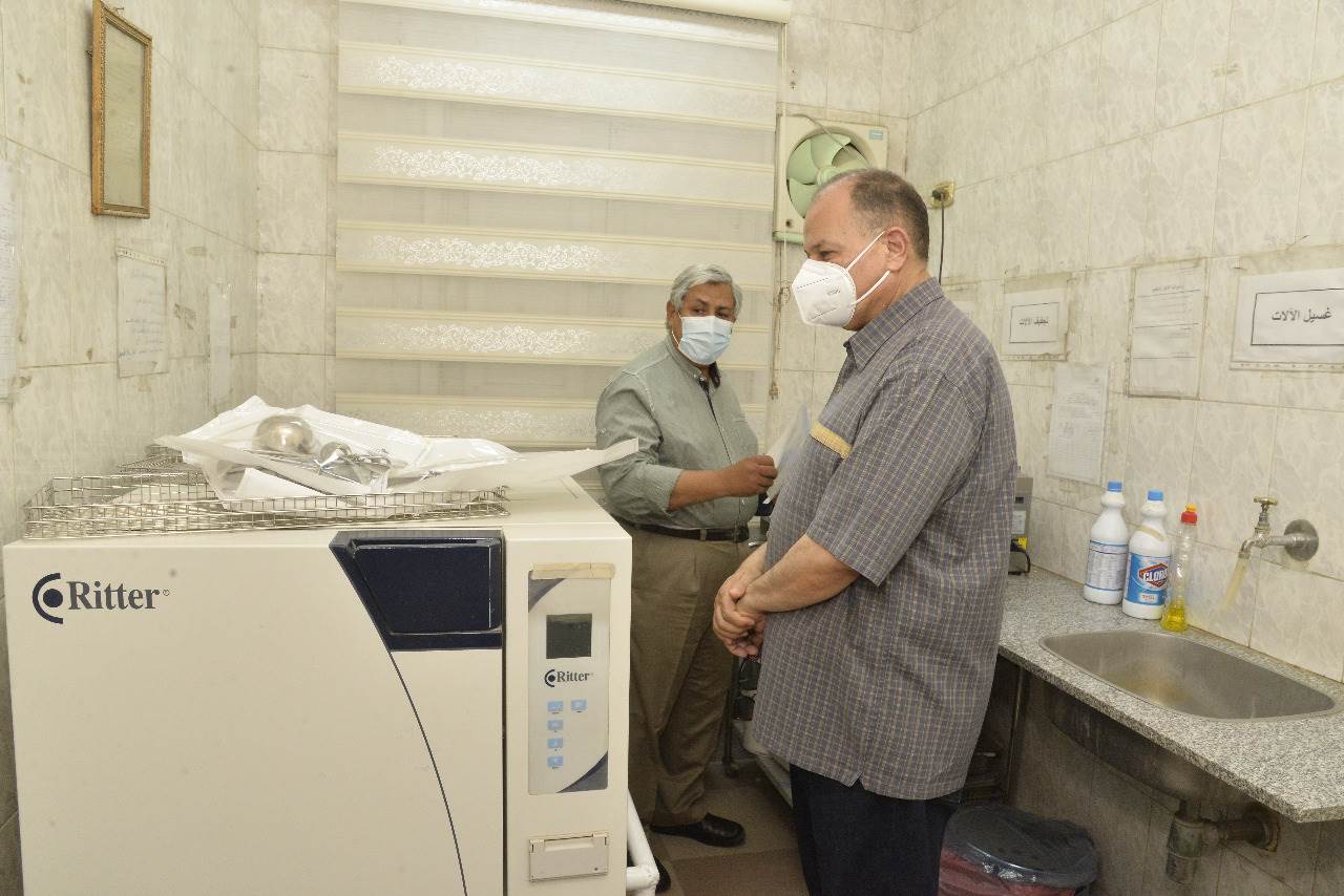 محافظ أسيوط يتفقد تطعيم المواطنين بلقاح كورونا بالمركز الصحي بالوليدية (2)