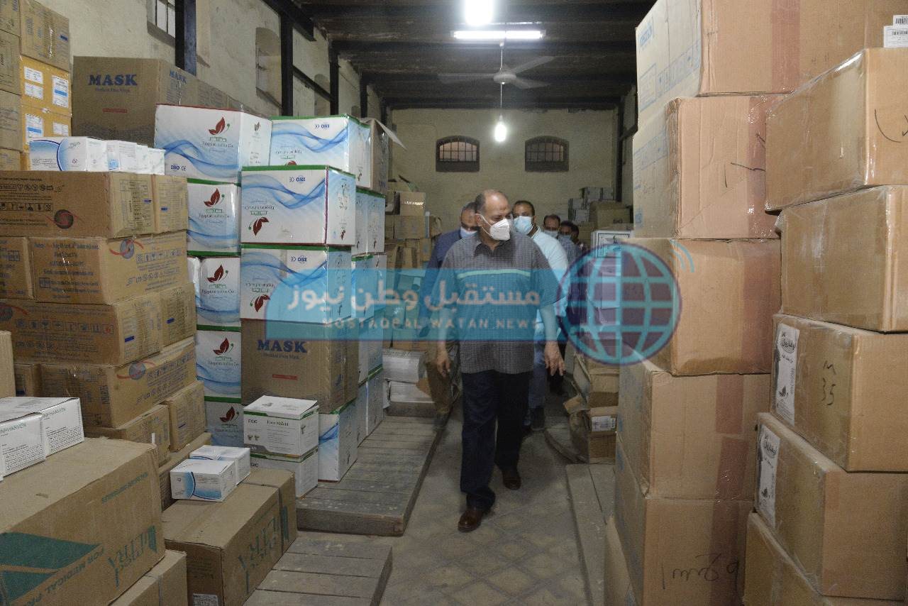 محافظ أسيوط يتفقد مخزن المستلزمات الطبية الاقليمي بحي غرب  (10)