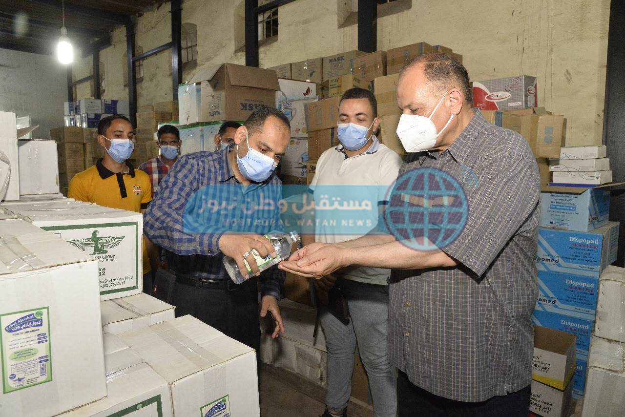 محافظ أسيوط يتفقد مخزن المستلزمات الطبية الاقليمي بحي غرب  (8)