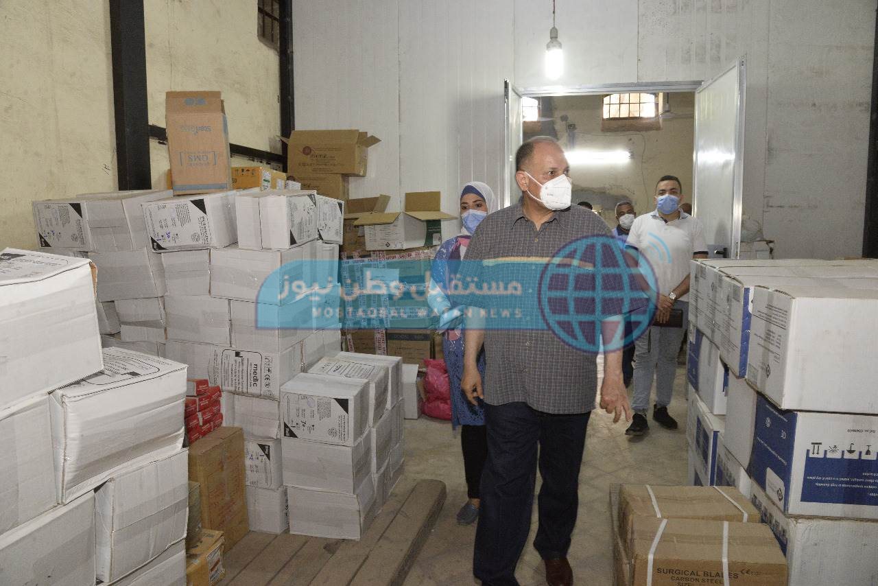 محافظ أسيوط يتفقد مخزن المستلزمات الطبية الاقليمي بحي غرب  (5)