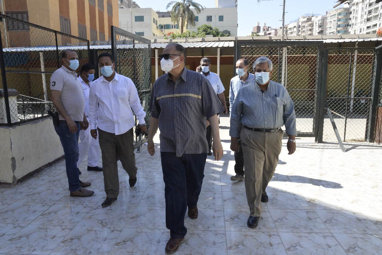 محافظ أسيوط يتفقد مستشفى الصدر ويطمئن على منظومة الأكسجين  (3)