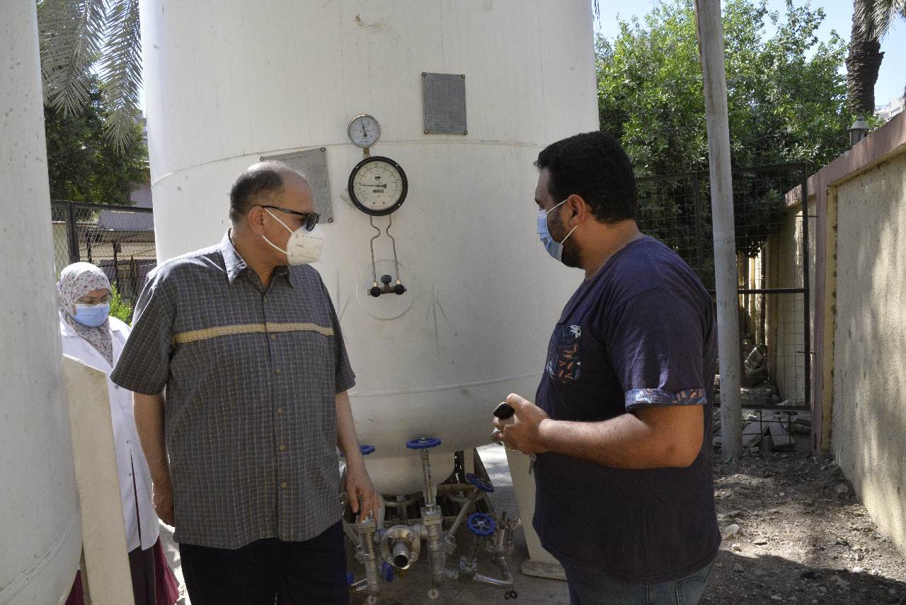 محافظ أسيوط يتفقد مستشفى الصدر ويطمئن على منظومة الأكسجين  (7)
