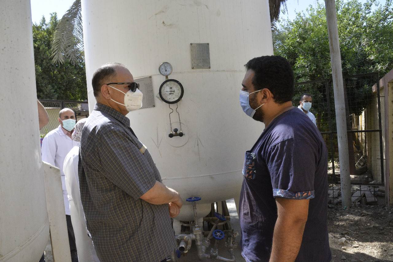 محافظ أسيوط يتفقد مستشفى الصدر ويطمئن على منظومة الأكسجين  (8)