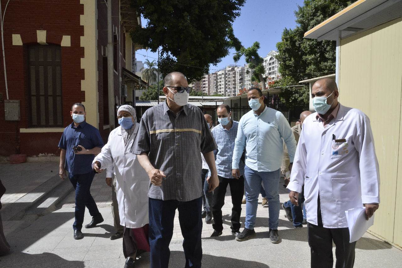 محافظ أسيوط يتفقد مستشفى الصدر ويطمئن على منظومة الأكسجين  (10)
