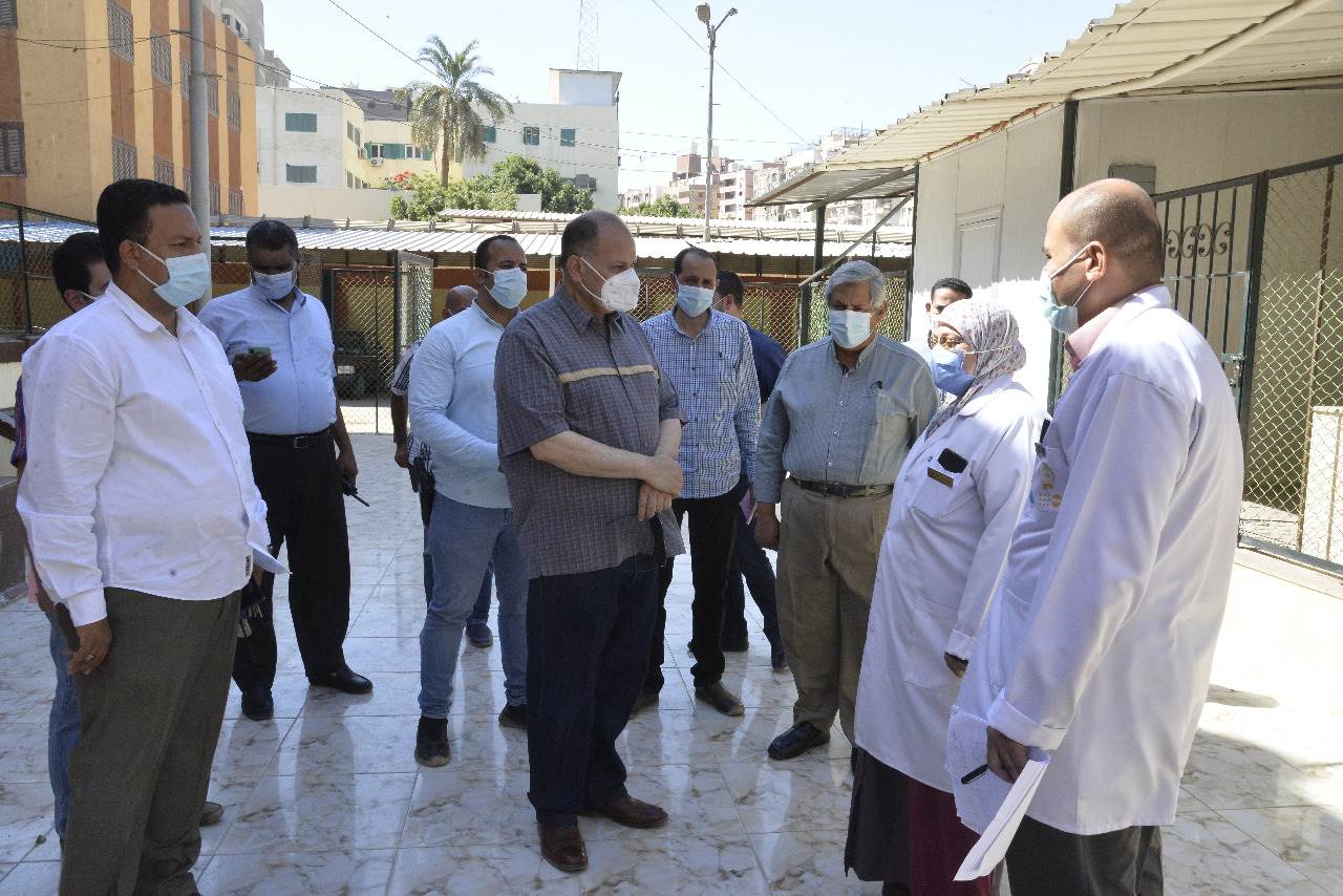 محافظ أسيوط يتفقد مستشفى الصدر ويطمئن على منظومة الأكسجين  (4)