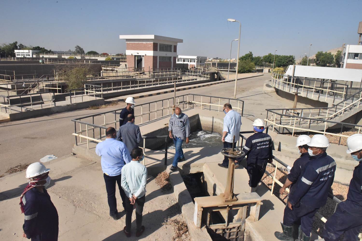 محافظ أسيوط يتفقد أعمال إنشاء المرحلة الثانية من محطة صرف صحي عرب المدابغ (25)