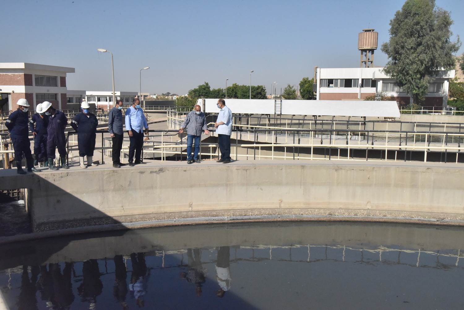محافظ أسيوط يتفقد أعمال إنشاء المرحلة الثانية من محطة صرف صحي عرب المدابغ (24)