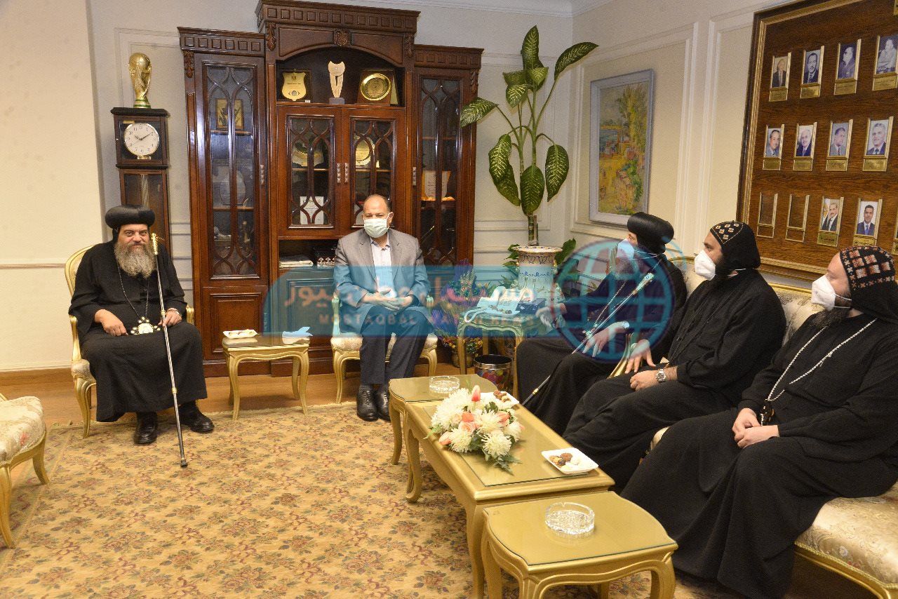 محافظ أسيوط يستقبل أسقف منفلوط وأسقف الدير المحرق للتهنئة بعيد الفطر المبارك (4)