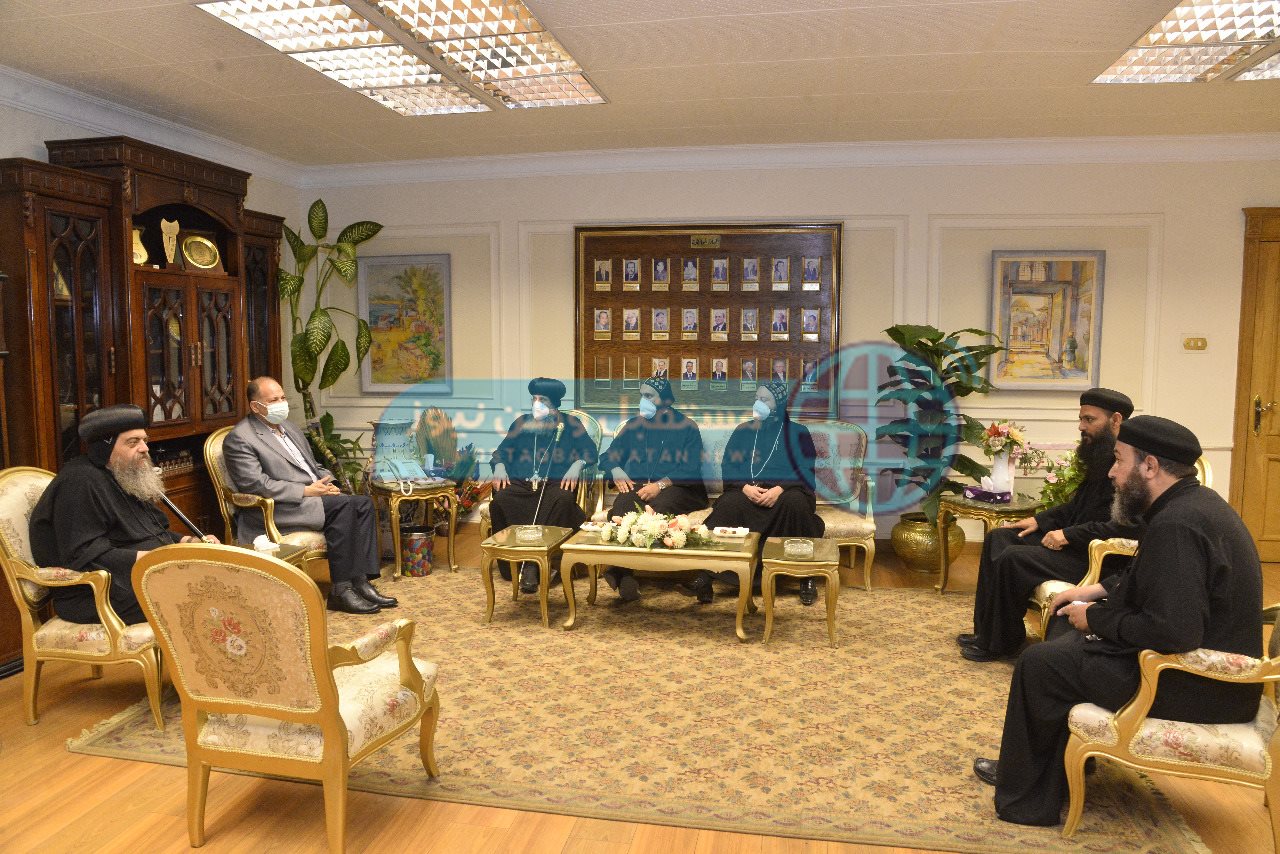 محافظ أسيوط يستقبل أسقف منفلوط وأسقف الدير المحرق للتهنئة بعيد الفطر المبارك (3)