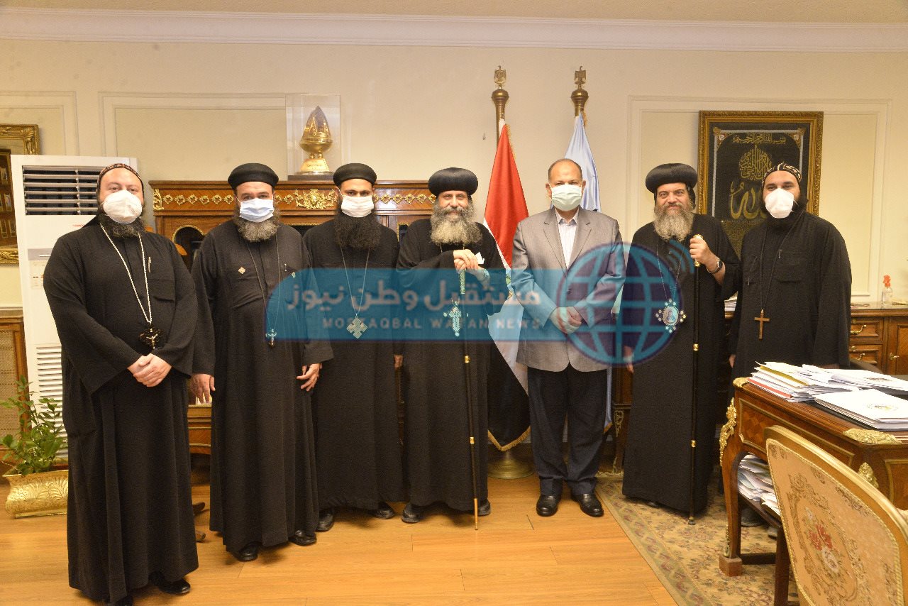 محافظ أسيوط يستقبل أسقف منفلوط وأسقف الدير المحرق للتهنئة بعيد الفطر المبارك (2)