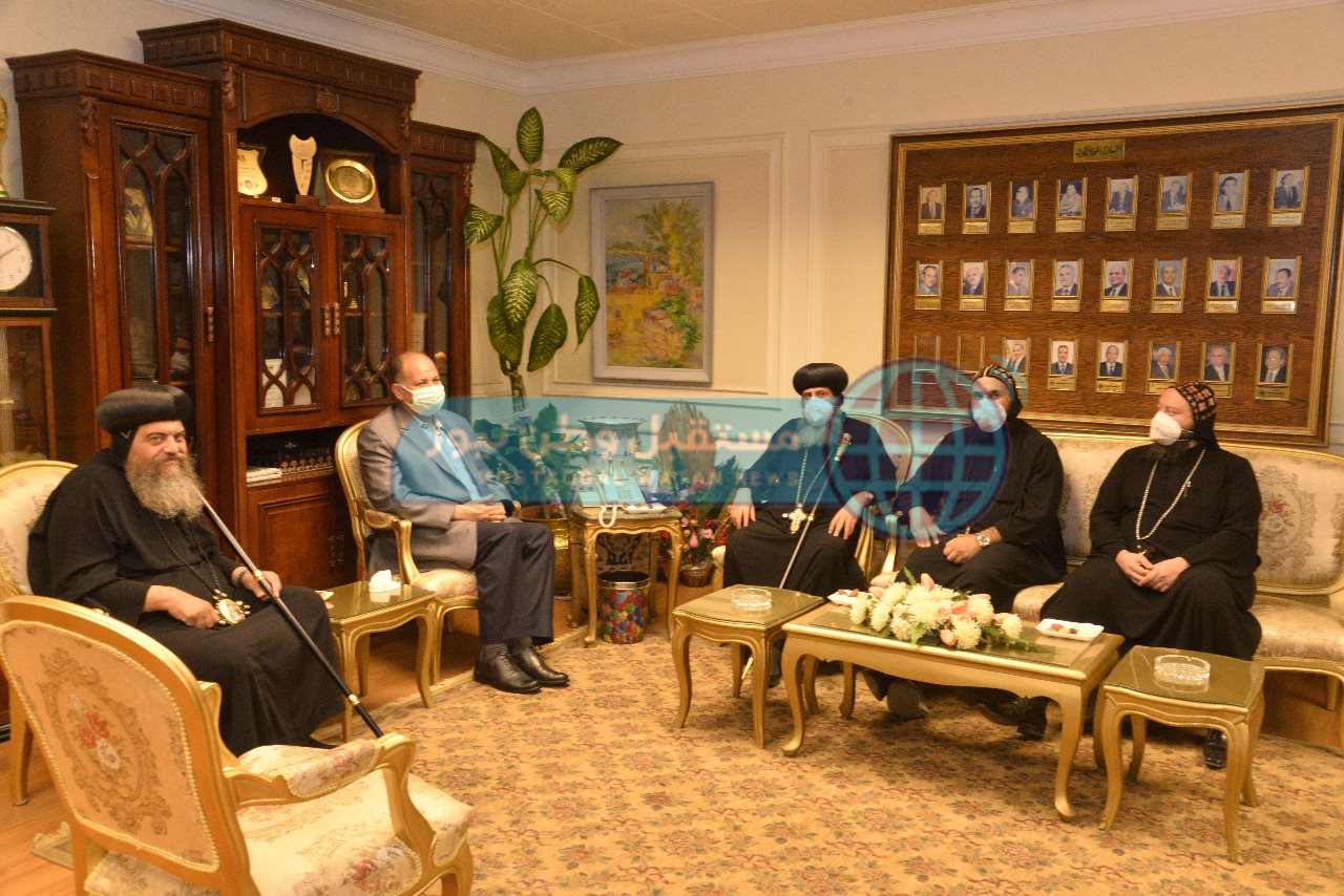 محافظ أسيوط يستقبل أسقف منفلوط وأسقف الدير المحرق للتهنئة بعيد الفطر المبارك (1)